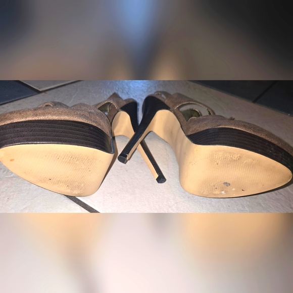 Womens sz.9 Beige suede platform heels. - Picture 8 of 10